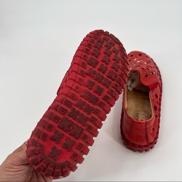 KISS Kiss red perforated comfort shoes size 10.5 - Picture 6 of 6